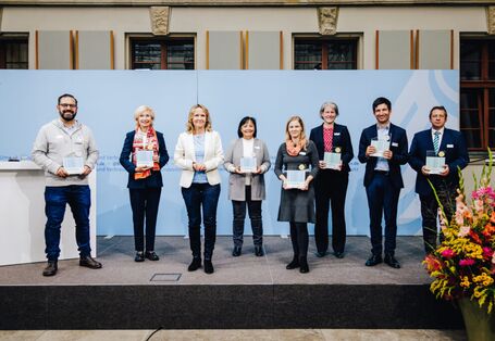 Die Ausgezeichneten des Papieratlas 2022 stehen mit Bundesumweltministerin Steffi Lemke auf einer Bühne.
