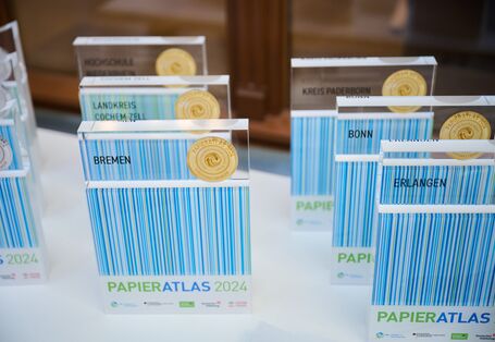 Trophäen der Gewinner des Papieratlas 2024