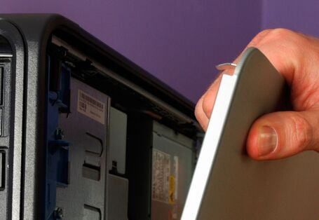 Hand öffnet eien Conputer