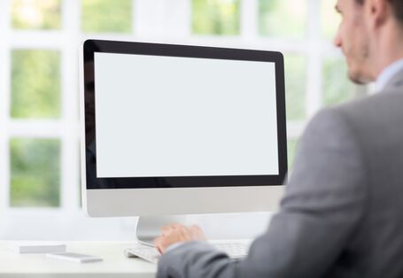 ein Mann sitzt am Computer