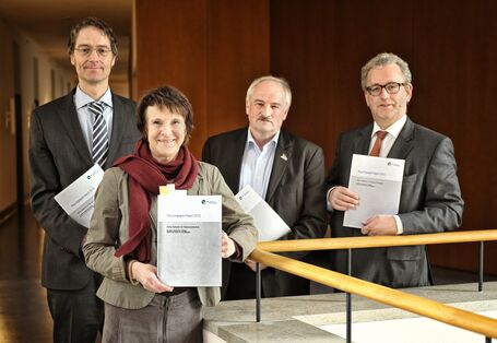 Dietmar Horn, Min Dir im Bundesumweltministerium, Maria Krautzberger, Präsidentin des UBA, Olaf Tschimpke, Präsident des NABU und IPR-Sprecher Ulrich Feuersinger (v.l.n.r.) bei der Vorstellung des Recyclingpapier-Reports in Berlin