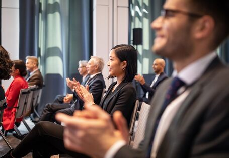 klatschendes Publikum in einem Raum