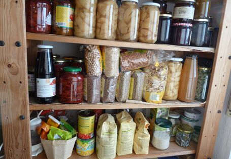 Vorratsregal mit Lebensmitteln.