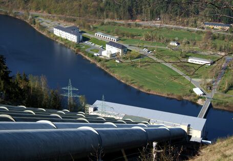 Steigrohre eines Pumpspeicherkraftwerkes, Blick von oben auf den Untersee mit Betriebsgebäuden.