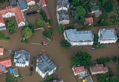 Luftaufnahme eines überfluteten Stadtquartiers.
