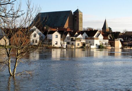 Hochwasser vor einer städtischen Kulisse.