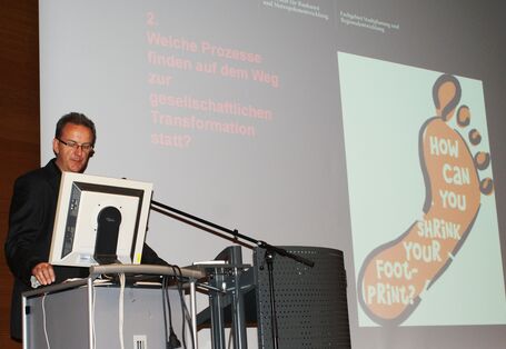 Vortragender am Stehpult