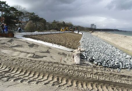 Bauarbeiten an einer Küstenschutzanlage.
