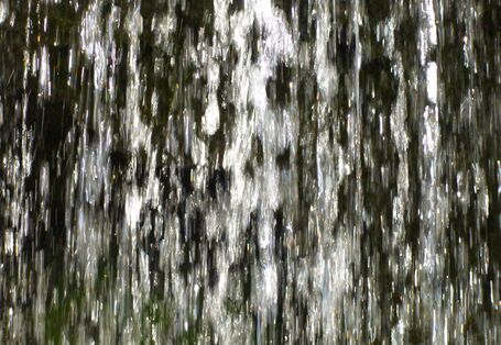 Nahaufnahme in herabstürzendes Wasser.