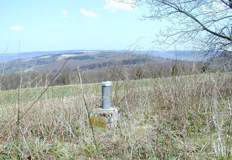 Grundwassermessstelle vor Landschaft.