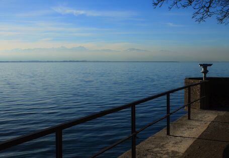 Aussichtsterasse mit Fernglas am Bodensee.