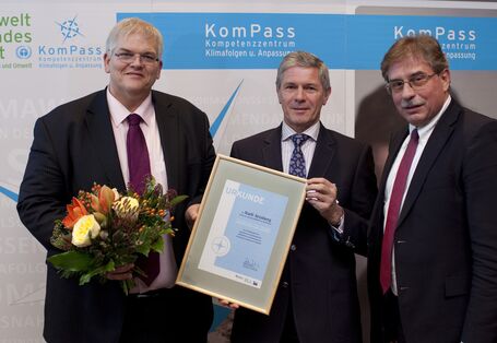 Preisträger mit Urkunde