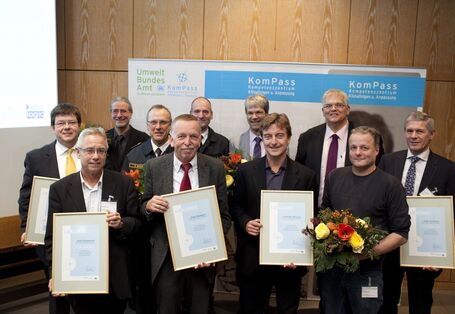 Die Preisträger des Wettbewerbs mit Urkunden