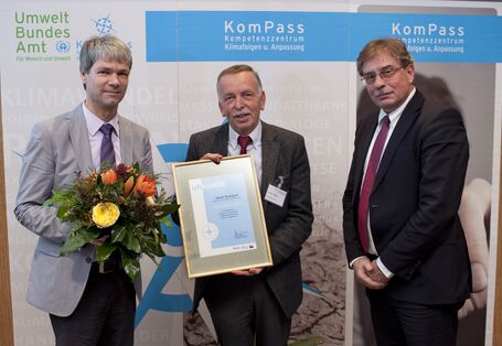 Preisträger mit Urkunde