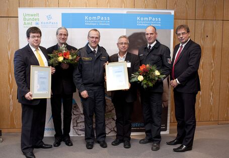 Preisträger mit Urkunde