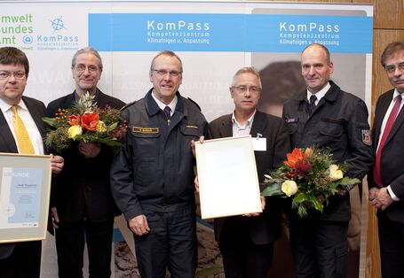 Preisträger mit Urkunde