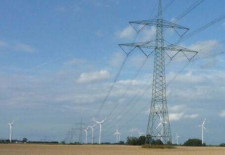Feld mit Strahlenmast