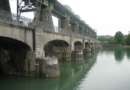 Alte Wasserkraftanlage, die aussieht wie eine Brücke bei Whylen