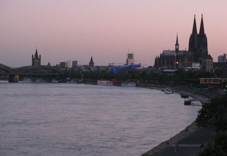 Der Dom am Rhein bei Sonnenuntergang