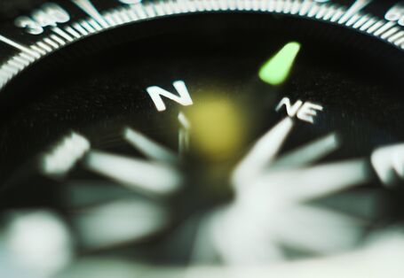 Nahaufnahme des Ziffernblattes eines Kompasses.