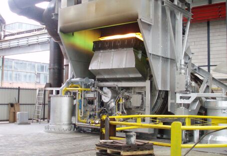 ein großer silberner Raffinationsofen, der bis unter die Decke der Fabriksalle reicht