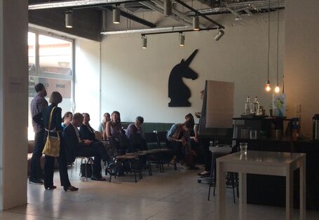 Workshopteilnhemer bei der Gruppenarbeit.