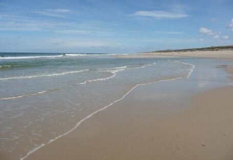 Ein Strand an der Nordseeküste mit Wellen