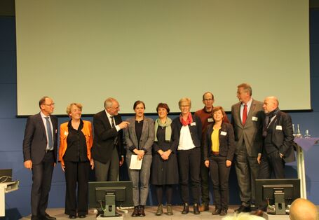 Ein Gruppenfoto in einem Konferenzraum