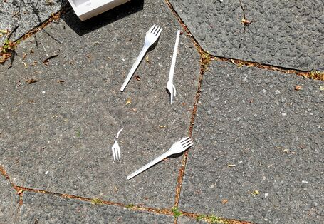 Plastikgabeln auf Pflastersteinen