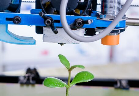 Ein Plastikbaum wird in einem 3D-Drucker produziert