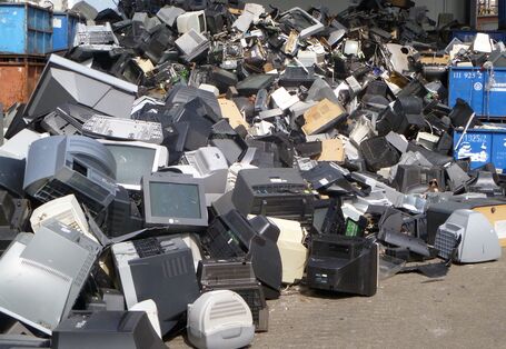 Alte Fernsehgeräte und Computermonitore auf einem Haufen. 