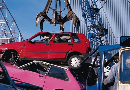 Altautos auf einem Schrottplatz