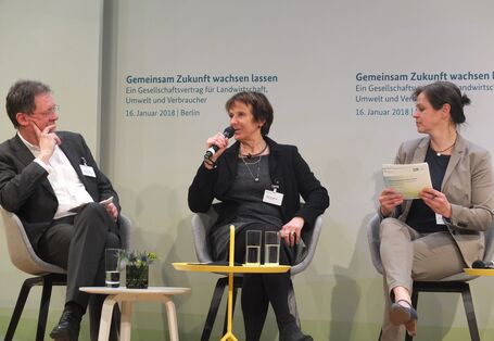 Drei Personen auf dem Podium des Agrarkongresses.