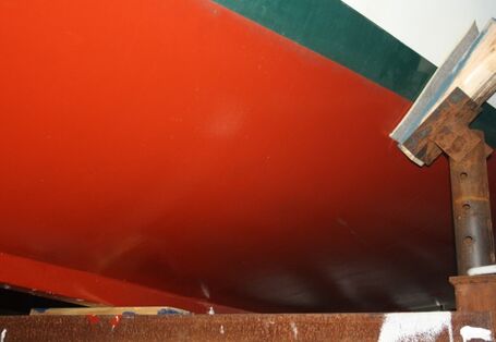 Ein Bootsrumpf ohne Algen