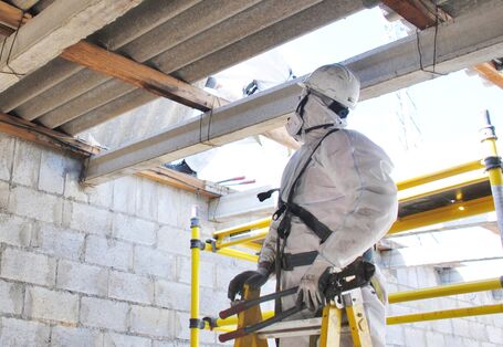 Arbeiter entfernen Asbestdachplatten