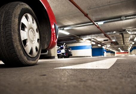 Ein Auto steht in einer Tiefgarage.