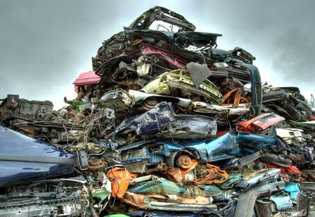 Ein Stapel mit Autoschrott.