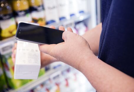 Ein Barcode auf einem Produkt wir mit einem Smartphone gescannt