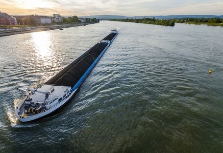 Ein Binnenschiff fährt über den Rhein.