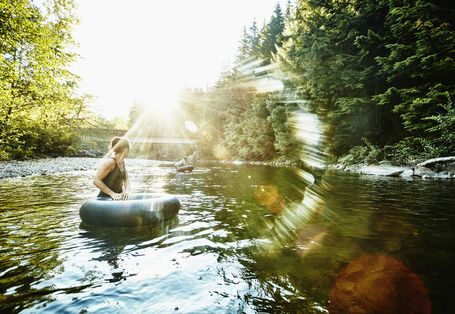 Eine Frau badet in einem Fluss