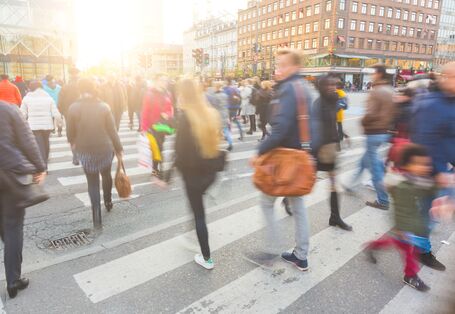 Fußgänger auf einem Zebrastreifen