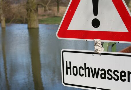 Ein Schild mit der Aufschrift "Hochwasser".