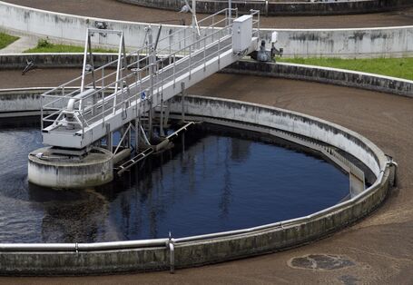 Eine Kläranlage aus der Luft gesehen.