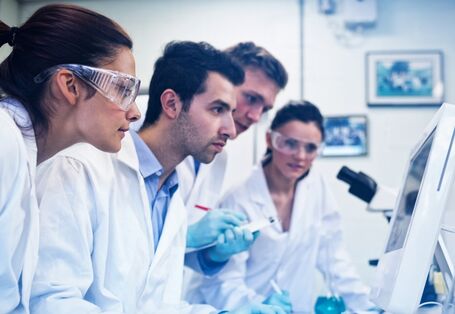 Ein Labor mit Mitarbeitern