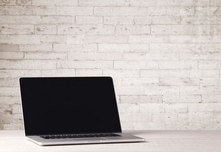 Ein aufgeklappter Laptop.