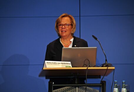 Eine Frau steht am Rednerpult.