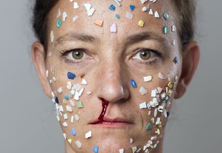 Ein Frauengesicht mit Plastikstücken