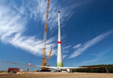 Eine Windkraftanlage im Bau.