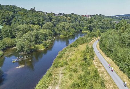 Die renaturierte Ruhr bei Neheim mit einem Fahrradweg