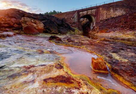 Der Fluss Rio Tinto in Spanien mit rotem Ufer.